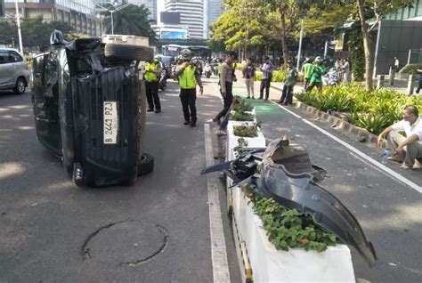 Satu Unit Avanza Alami Kecelakaan Tunggal Di Sudirman Pagi Tadi Mobil