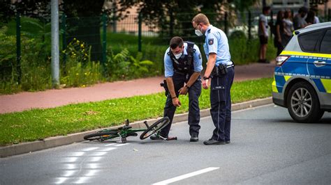 Unfall in Hüsten Fußgängerin und Radfahrer kollidieren Frau schwer