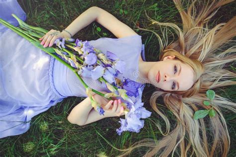 Het Aantrekkelijke Jonge Meisje Met Blonde Dren Haar En Natuurlijke Samenstelling Ruikend Blauwe