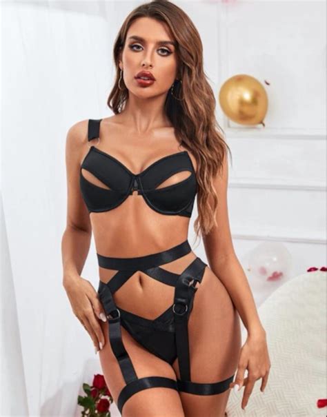 ensemble de lingerie découpe à armatures et jarretiere Botyka