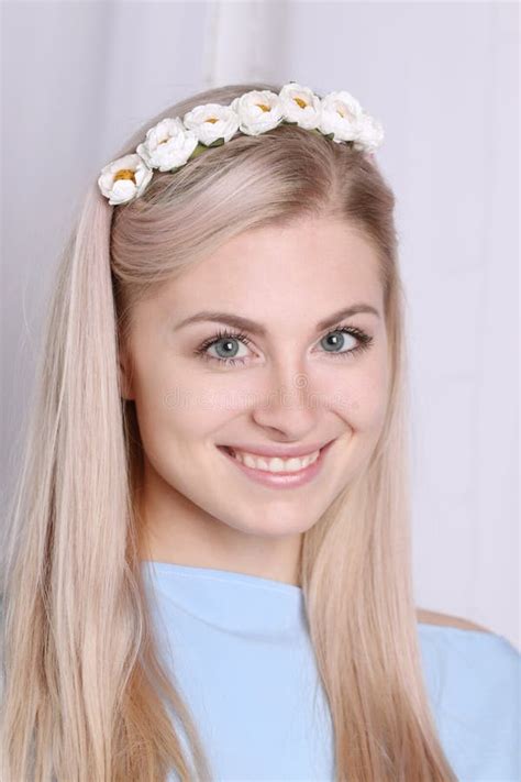 Belle Jeune Femme Blonde De Sourire Avec La Peau Propre Image Stock