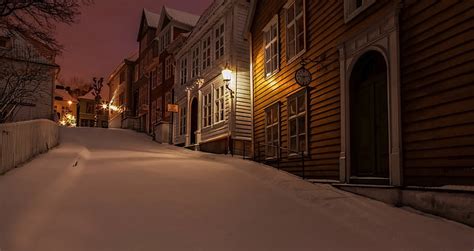 Casa De Madera Amarilla Naturaleza Invierno Nieve Noruega Ciudad