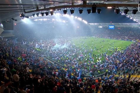 L Invasione Di Campo Rovina La Festa Scudetto Del Napoli Scontri Tra I