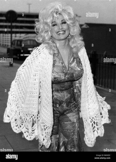 Dolly Parton 1970 : Dolly Parton 74 Pyrkii Playboyhin Ei Vanhene ...