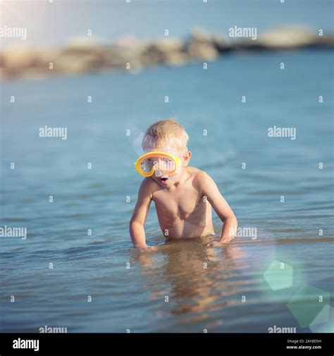 People Wearing Diving Equipment Fotos Und Bildmaterial In Hoher