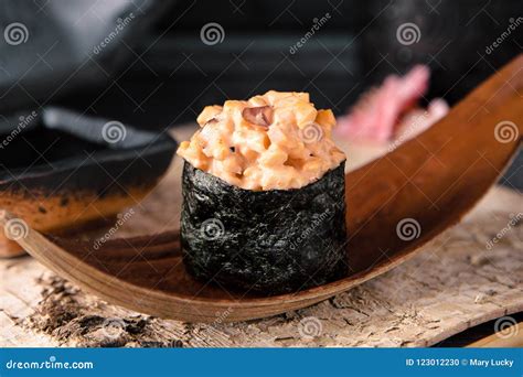 Poissons De Perche Gunkan Menu De Sushi Photo Stock Image Du