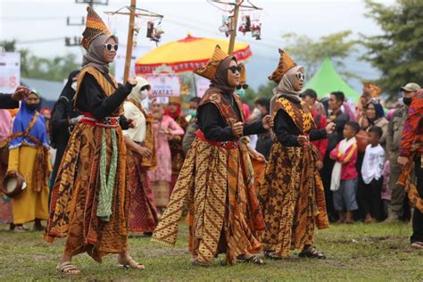 Ribuan Peserta Ikut Meriahkan Karnaval Budaya Fsb Meski Diguyur Hujan