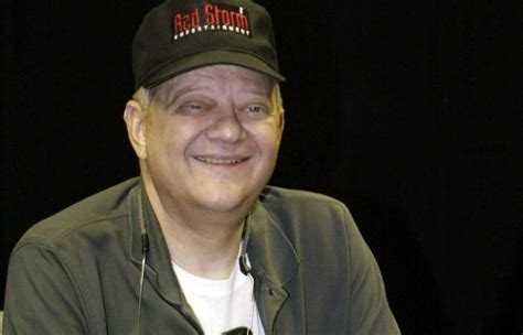 Escritor Tom Clancy autor de Caçada ao Outubro Vermelho morre aos 66