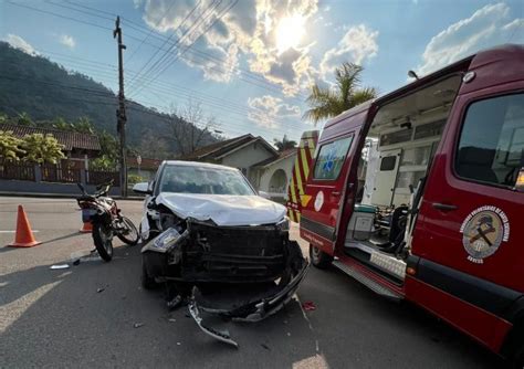 Jovem fica ferido após colisão entre carro e moto na Av de Janeiro