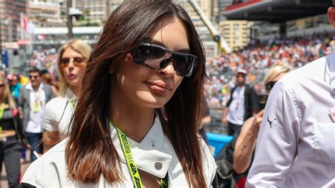 Emily Ratajkowski En Bikini Et Veste En Cuir Au GP F De Monaco