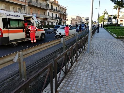 Reggio Calabria Ennesimo Incidente Sulla Ss Scontro Tra Due