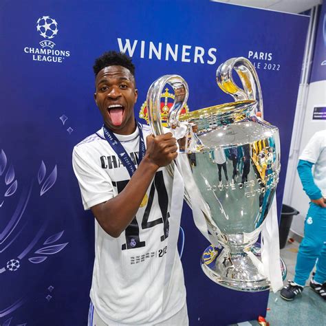 Vinícius Júnior renova contrato Real Madrid até 2027