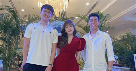 Gái xinh đứng cạnh 2 chàng trai hot nhất Quả bóng vàng VN Hoàng Đức Tiến Linh là ai