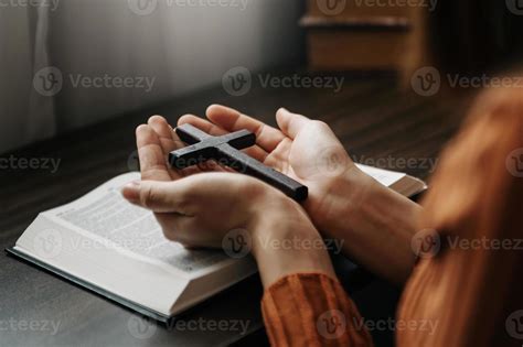 Mujer Sentada Y Estudiando Las Escrituras La Cruz De Madera En Las