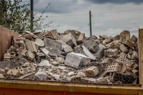 Vertedero De Piedra Sobre Las Ruinas De Una Casa Particular Un Mont N