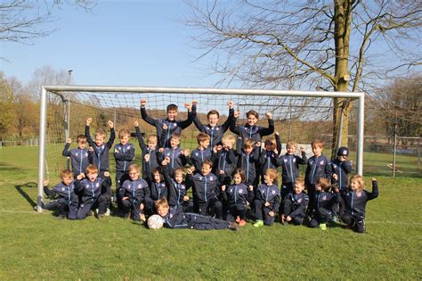 FC Rosengarten U8 freut sich über neuen Trainingsanzüge Buchholz