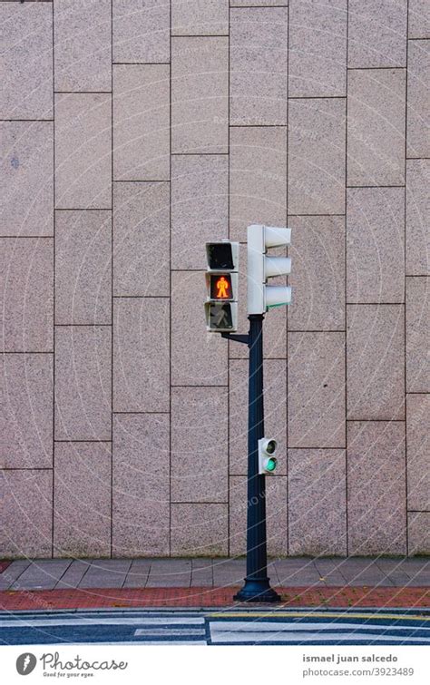 Ampel auf der Straße ein lizenzfreies Stock Foto von Photocase