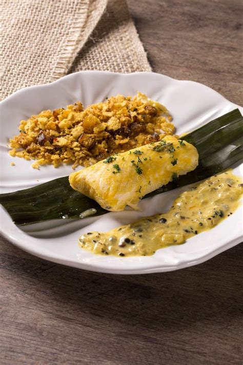 Los Pescados Fritos Con Farofa Y La Fruta De La Pasi N Sauce Plato