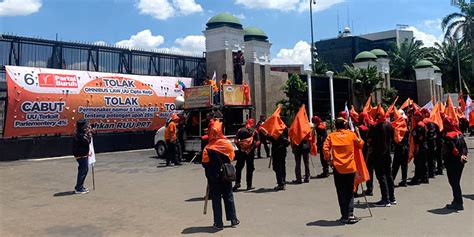 Unjuk Rasa Di Depan Gedung Dpr Massa Partai Buruh Sebar Spanduk Di