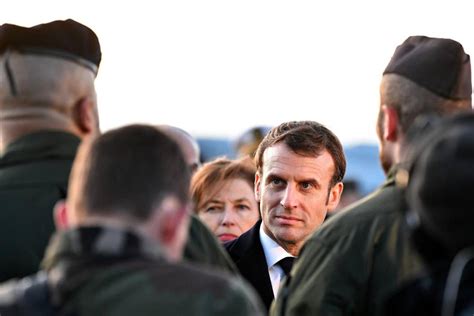 Emmanuel Macron en photo à l Elysée avec un sweat du commando