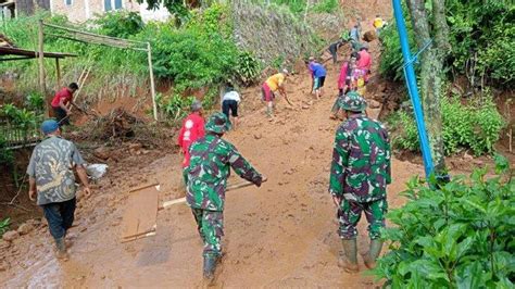 Longsor Masih Tutup Jalan Desa Banaran Ponorogo Warga Bersihkan