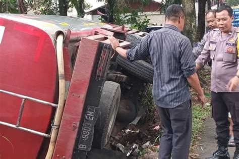 Sopir Ngantuk Truk Tangki Air Terguling Di Sawangan Depok