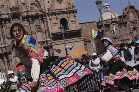 Estudiantes De Institutos Le Rinden Homenaje Al Cusco Peru Correo