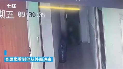 男子蹲他人门前排便全程被拍，物业谴责其不道德 凤凰网视频 凤凰网