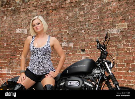 Harley davidson girl blonde Banque de photographies et dimages à haute résolution Alamy