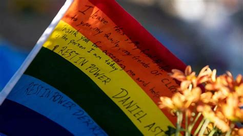 Singapore Singapore Decriminalises Gay Sex In Historic Decision But There S A Twist Know