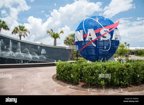 Logo de la NASA et JFK quote à l extérieur du centre spatial Kennedy