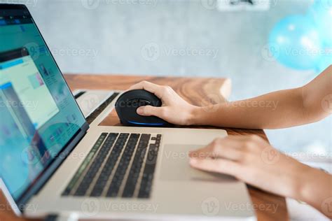 mão de mulher usando mouse ergonômico de computador prevenção de dor