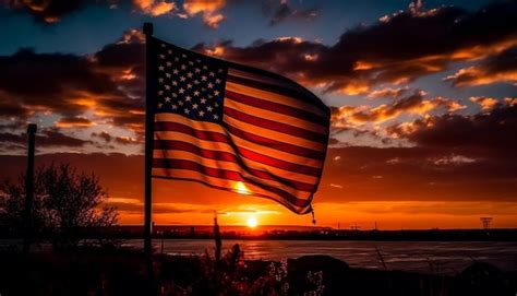 Bandeira americana do nascer do sol patriótico na paisagem da silhueta