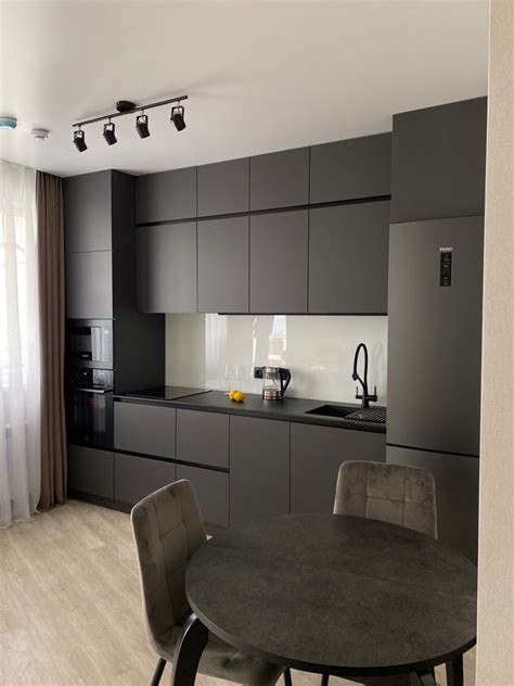 Кухня матовая серая с чёрной столешницей | Arredo interni cucina ...