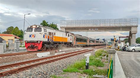 Ngebutnya Kereta Melewati Flyover Dan Skybridge Kereta Api Sore