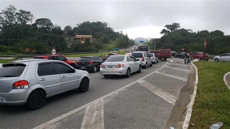 Mogi Bertioga tem 15 quilômetros de congestionamento sentido Litoral