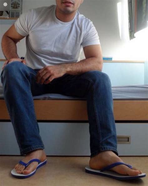 Jeans And Flip Flops Hombres Pies Masculinos Ropa