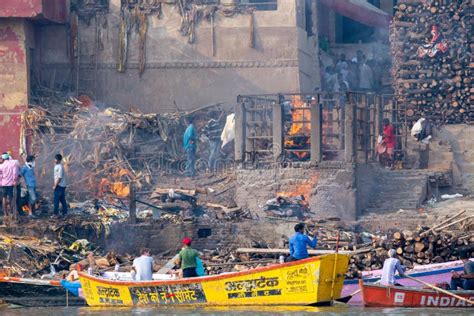 Varanasi India 16 November 2019 Hinduist Cremation Pyre In