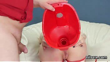 Le chaton Frisky est amené à l anus dans un bac pour un traitement douloureux XVIDEOS