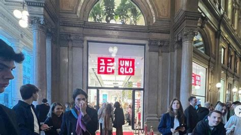 Uniqlo Apre A Roma Centinaia Di Persone In Fila Per L Inaugurazione