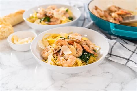 Premium Photo Garlic Shrimp Pasta With Spinach