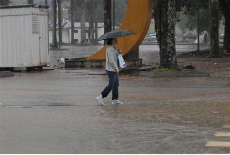 Ruas de Joinville estão alagadas por causa da chuva Foto 1 Galeria