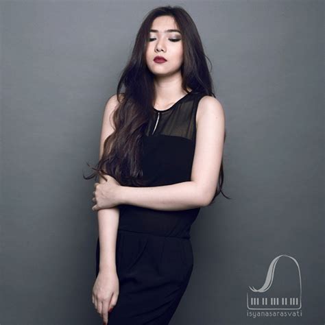 Foto Seksi Isyana Sarasvati Bergaya Natural Cantik Sexy Hot