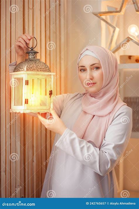 Musulmane Tenant Une Lampe Dans Les Mains Ramadan Image Stock Image