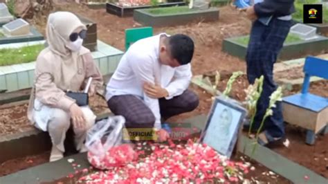 Foto Keluarga Faisal Nyekar Ke Makam Vanessa Bibi Gala Tabur Bunga