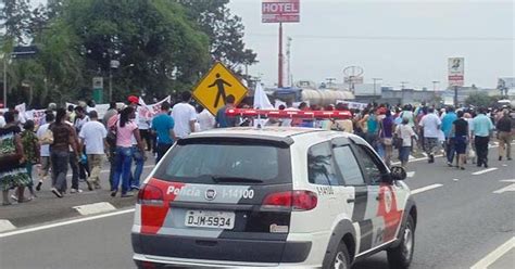 G1 Quilombolas fazem manifestação na rodovia Régis Bittencourt em