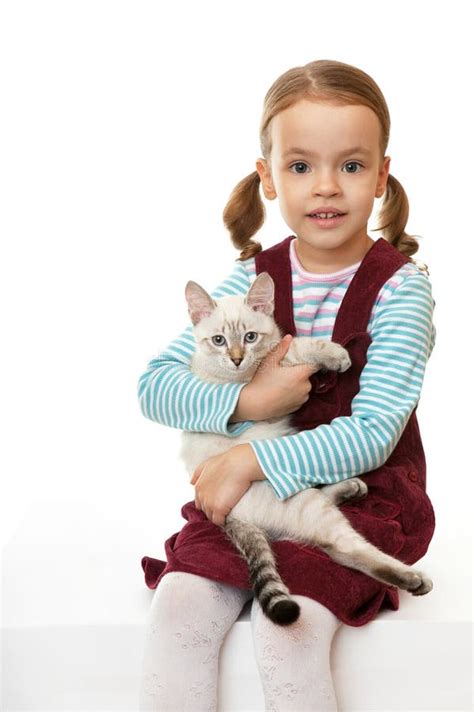 Belle Petite Fille Avec Un Chaton Photo stock Image du inquiéter