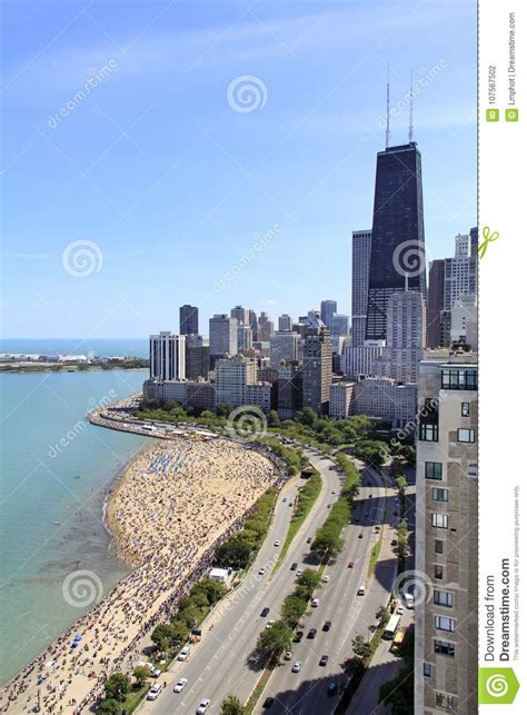 City and Oak Street Beach editorial photography. Image of road - 107567502