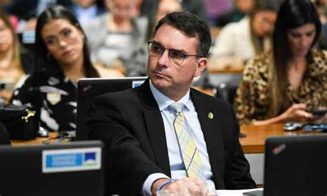 Fl Vio Bolsonaro Critica Novo Decreto De Armas Bandidagem Agradece