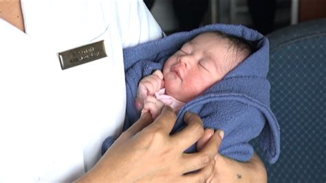 VIDÉO Bébé du jour de l an Hôpital Victoria clin d œil sur deux